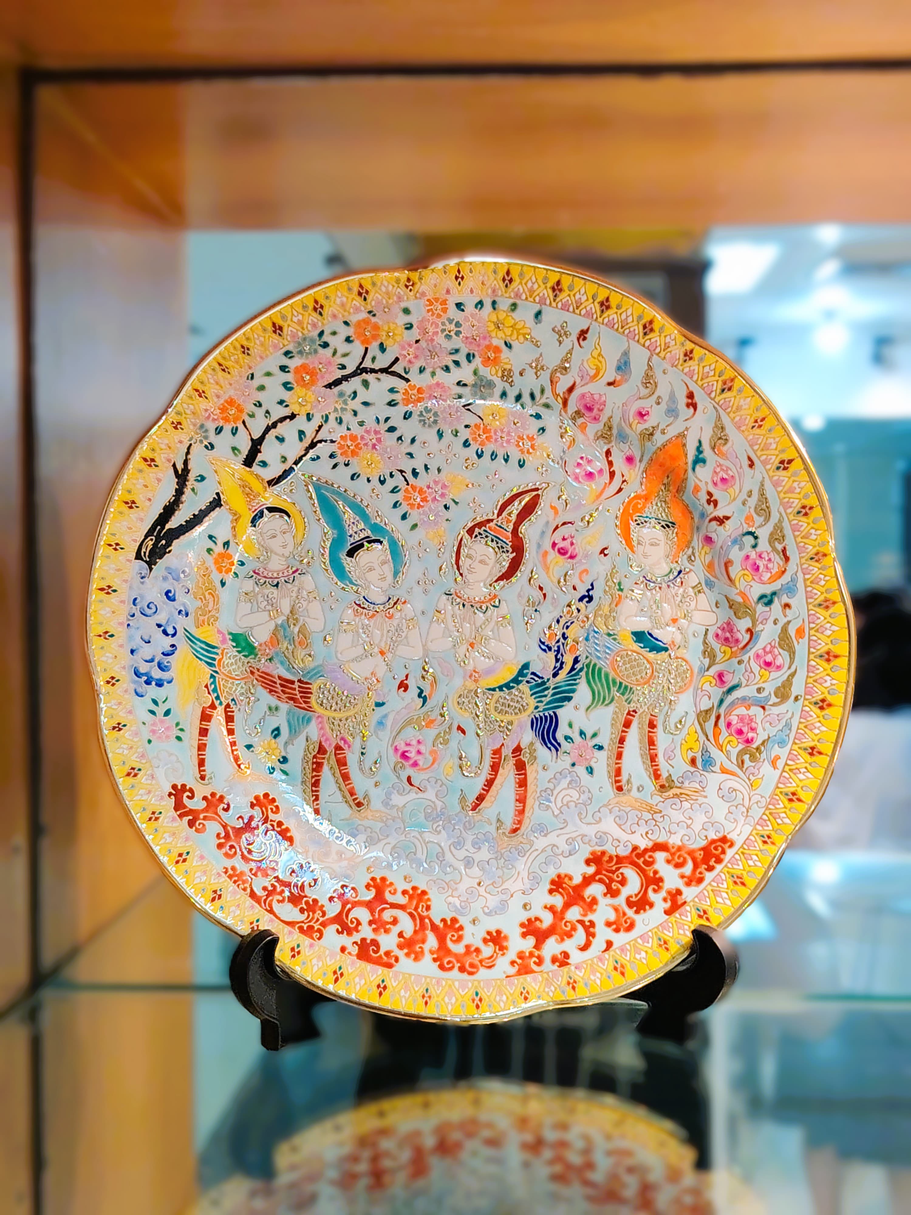 จานเบญจรงค์ลายนางรำ