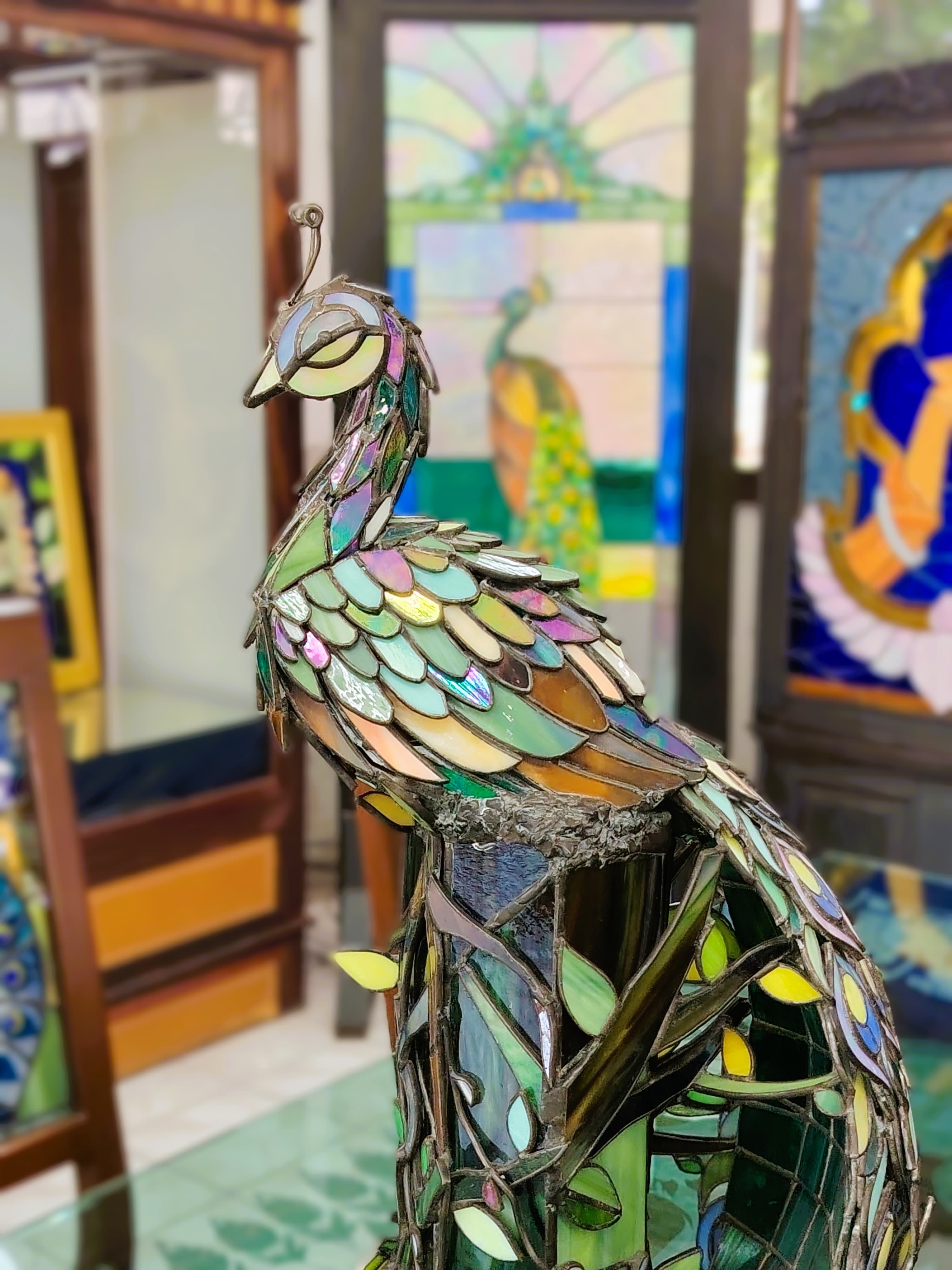 ประติมากรรมนกยูงกระจกสี