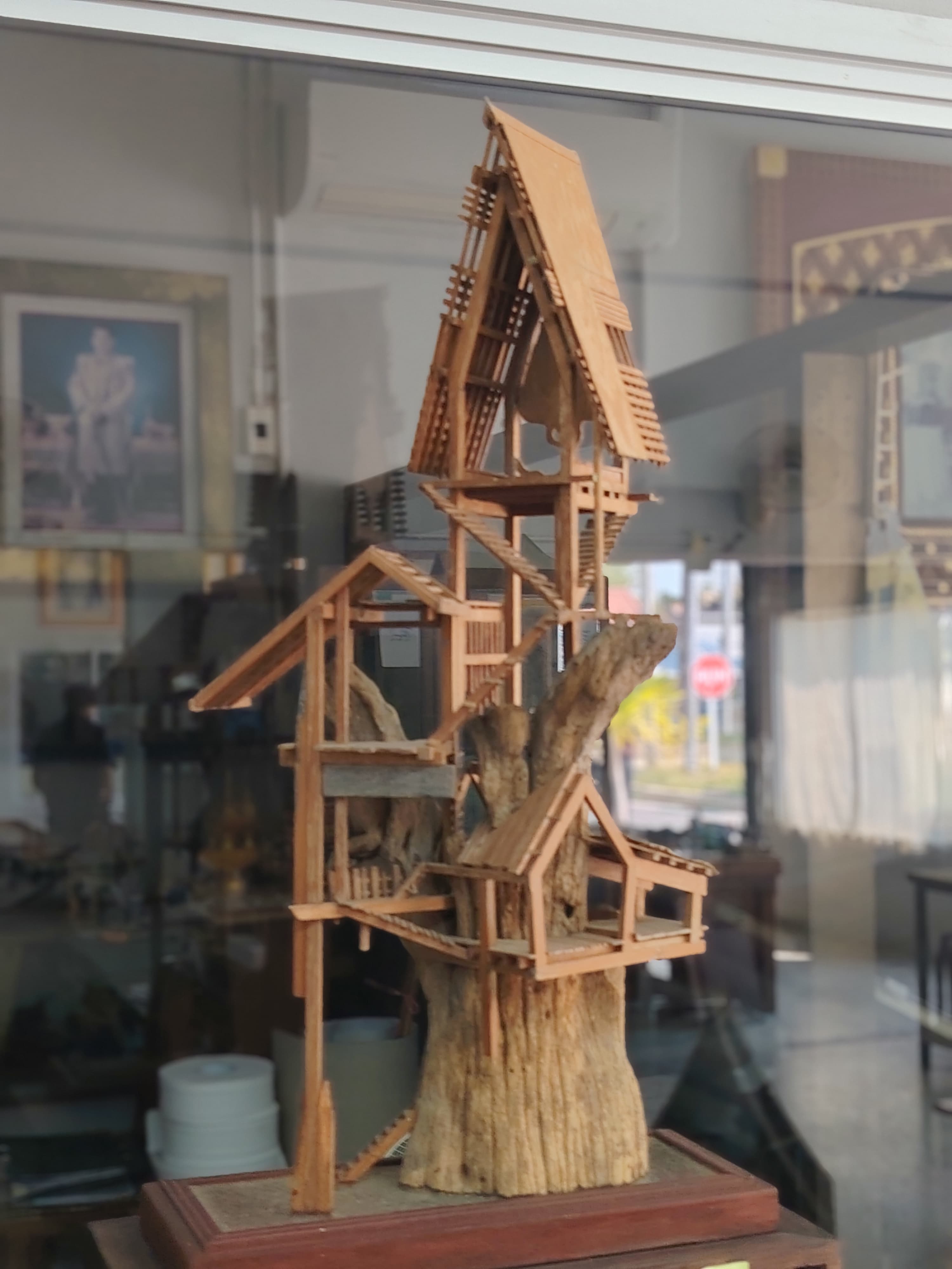 แบบจำลองบ้านไทยบนต้นไม้