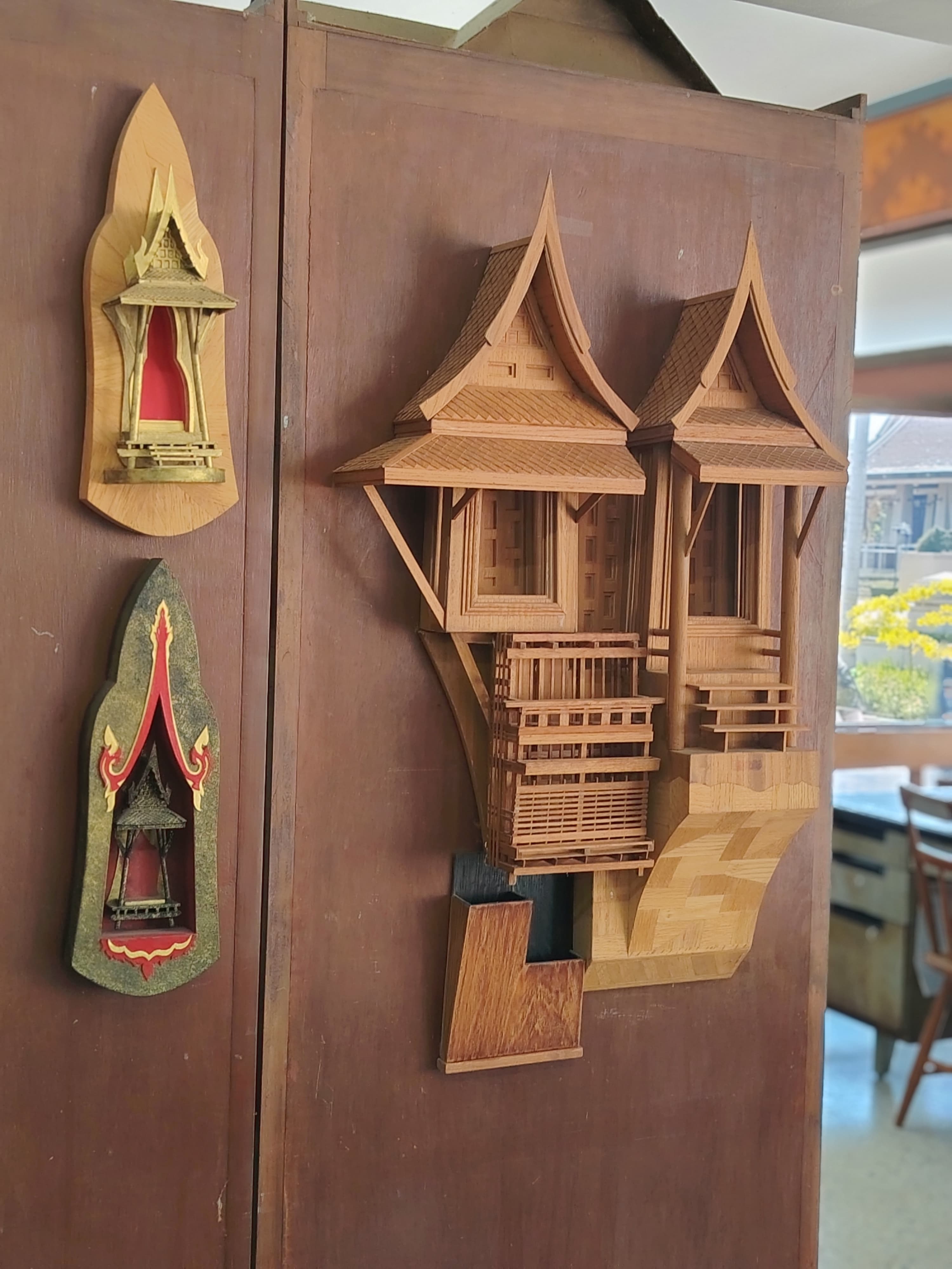 แบบจำลองบ้านไทยนูนสูงบนแผ่นไม้