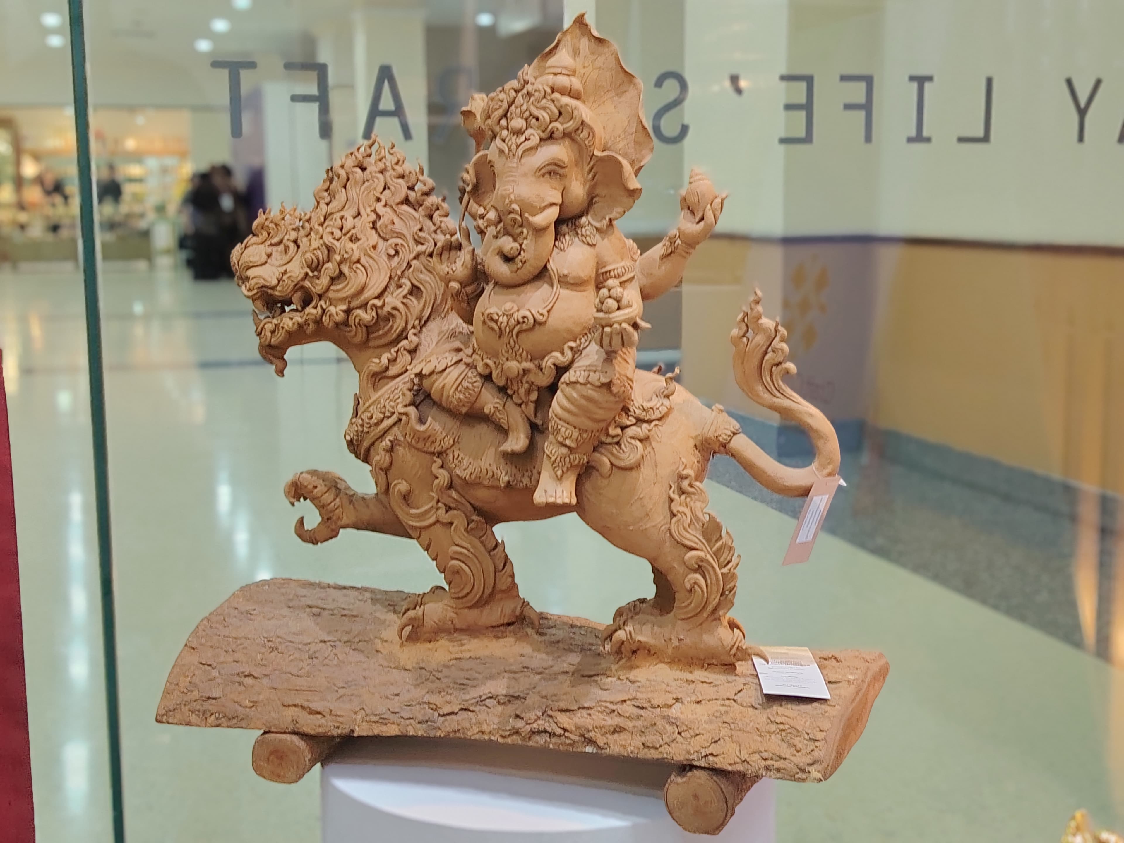 พระพิฆเนศทรงราชสีห์ไม้แกะสลัก