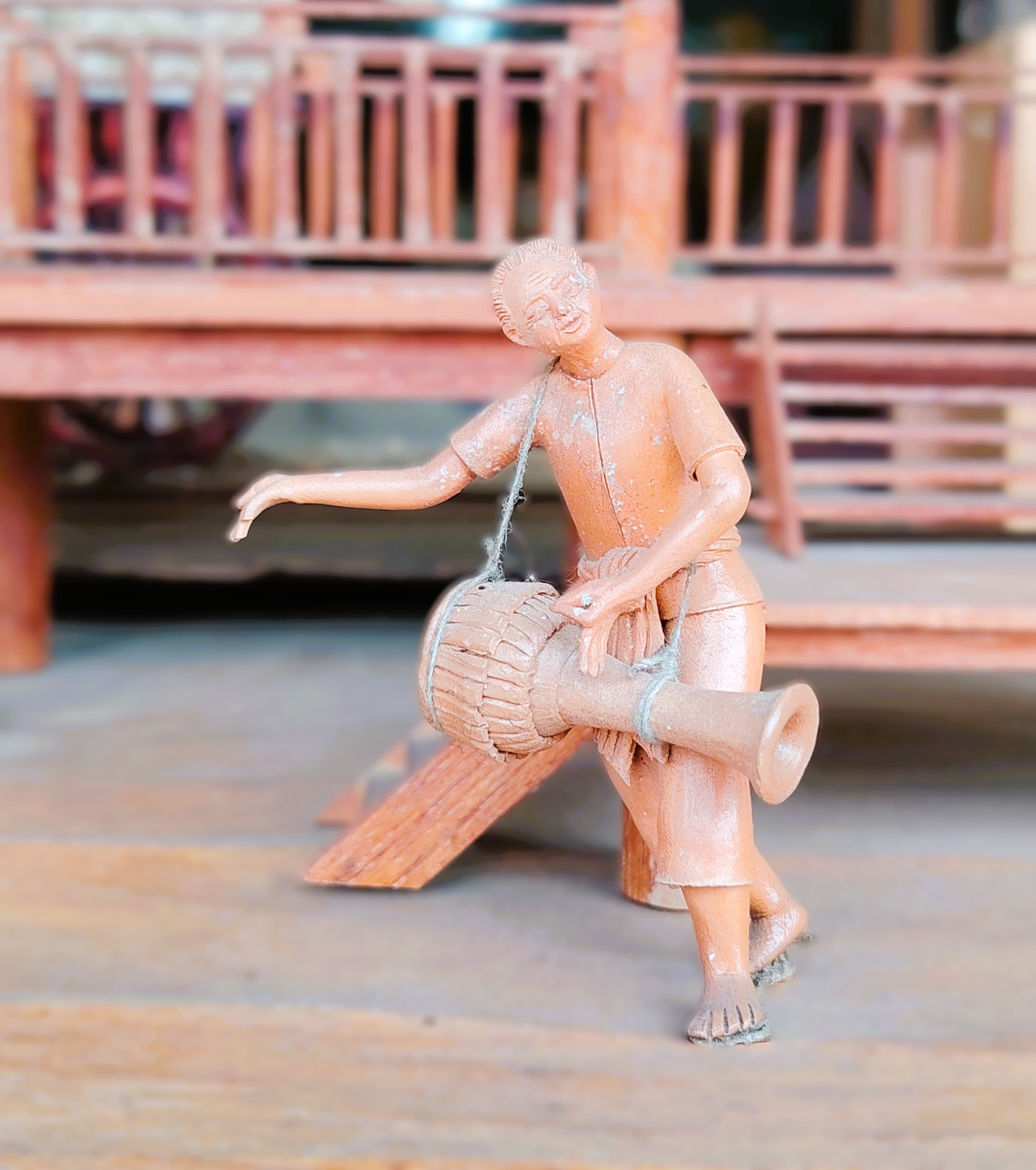 ตุ๊กตาไม้แกะสลักนักตีกลองทัด